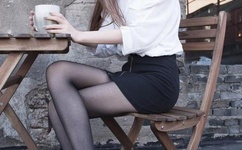 他趴在她两腿之间疯狂的吻她